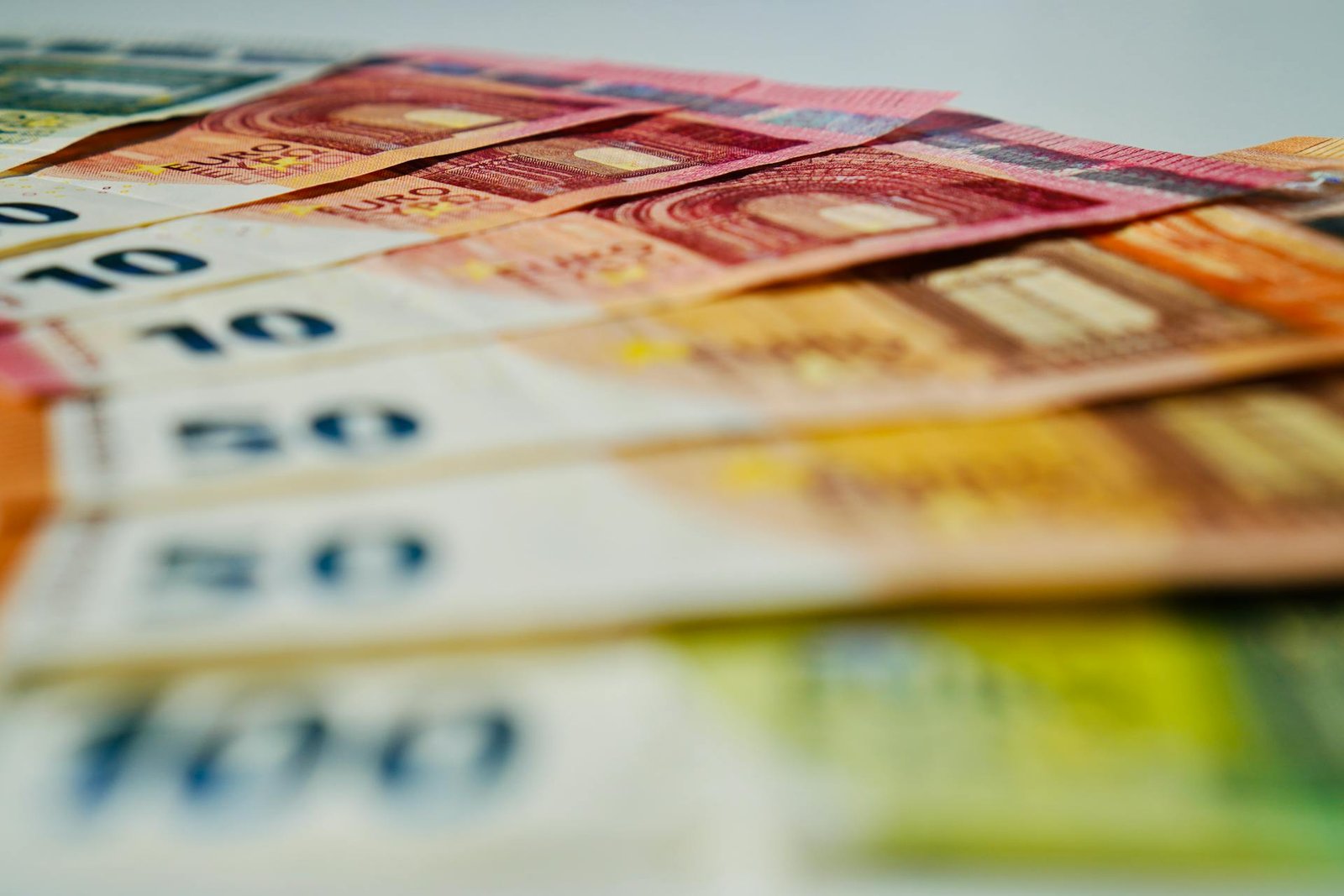Notas de euros representando custos e preços do StandVirtual para stands automóveis em Portugal 2026