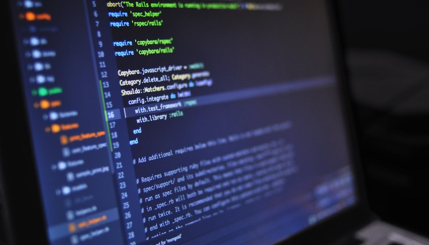Código em ecrã de desenvolvedor — instalação técnica do Meta Pixel e Conversion API no site de um stand automóvel