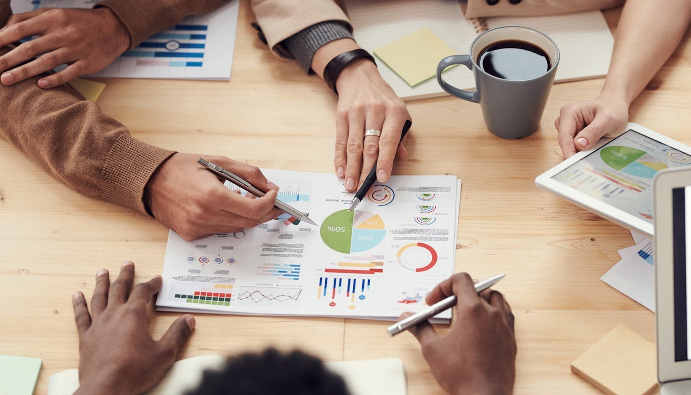 Equipa de marketing a analisar dashboards de performance — estratégia de remarketing para recuperar visitantes do site do stand automóvel